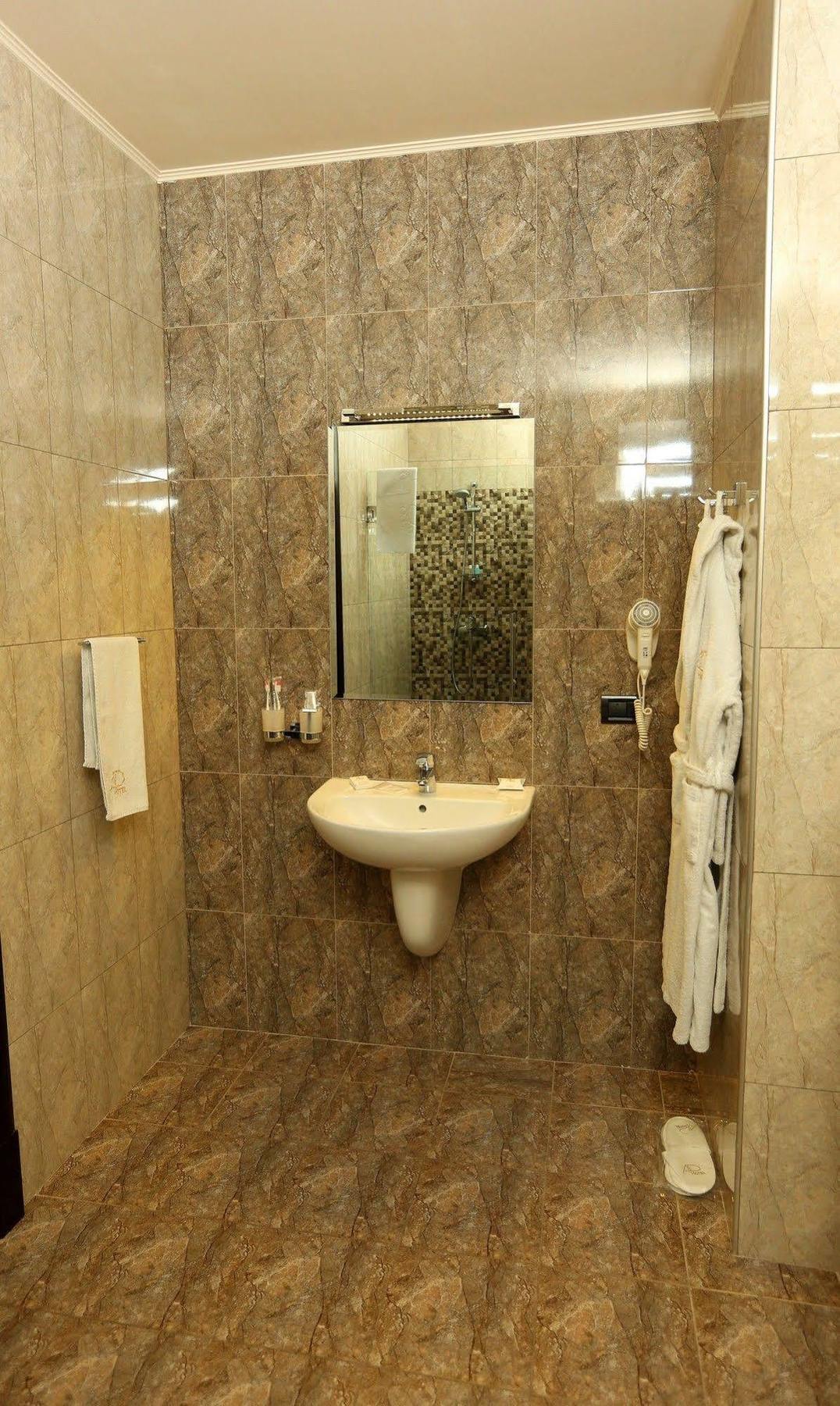 Avan Plaza Hotel 예레반 외부 사진