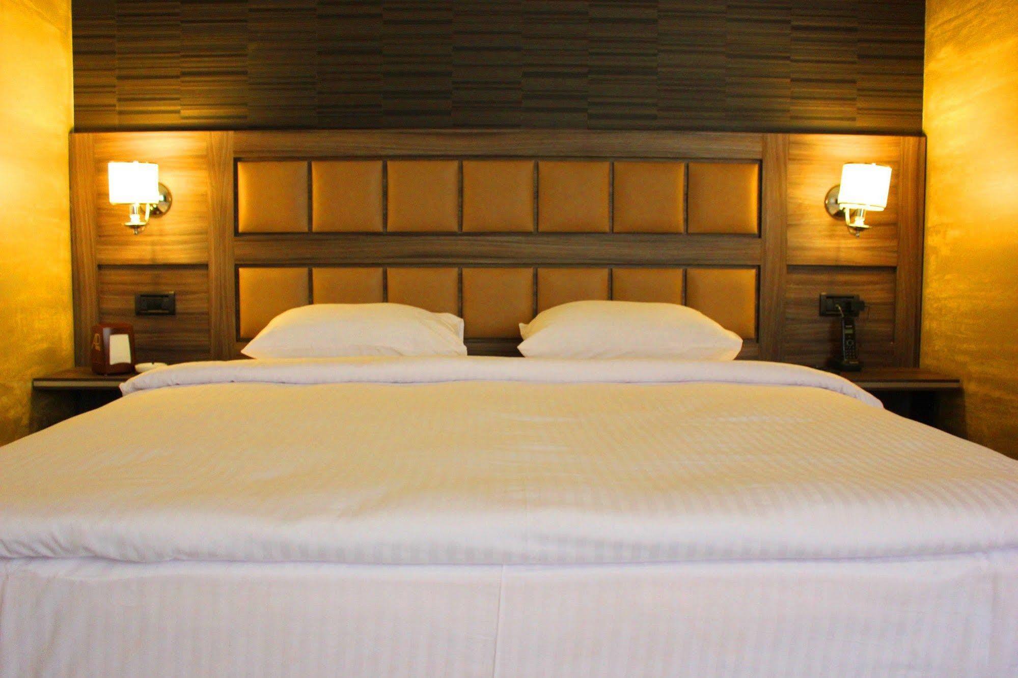 Avan Plaza Hotel 예레반 외부 사진