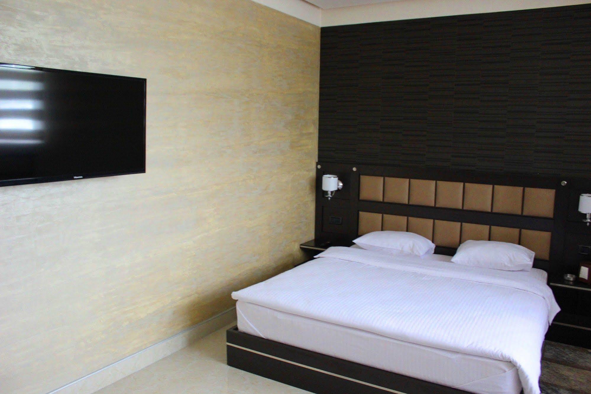 Avan Plaza Hotel 예레반 외부 사진